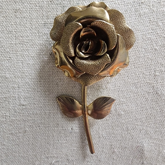 Jewelry - Vintage Ornate Gold Tiered Single Rose Brooch